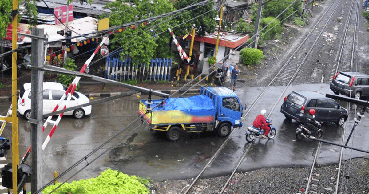 kendaraan melintas di rel kereta api