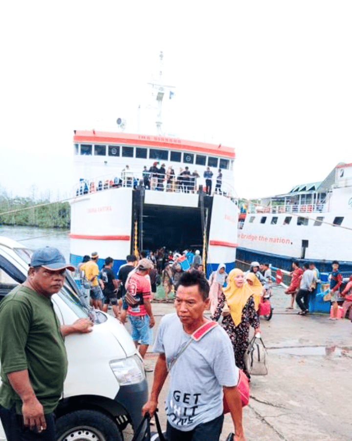 Kapal Roro bersandar di pelabuhan untuk penyeberangan